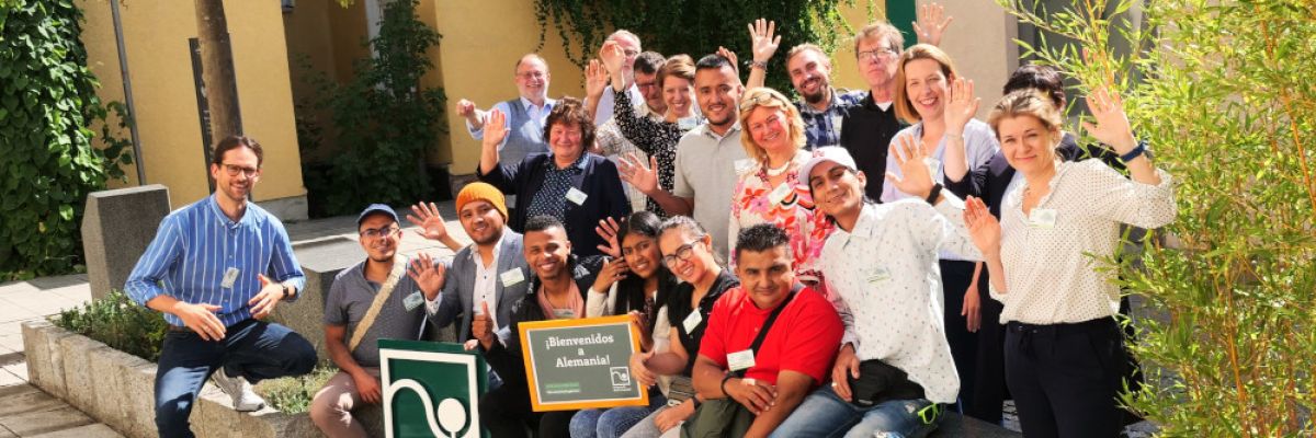 Alle Projektbeteiligten (Verband GaLaBau Niedersachsen-Bremen e. V., Bundesagentur für Arbeit, VHS Braunschweig) zusammen mit den Mitgliedsbetrieben und acht Fachkräften aus Kolumbien
