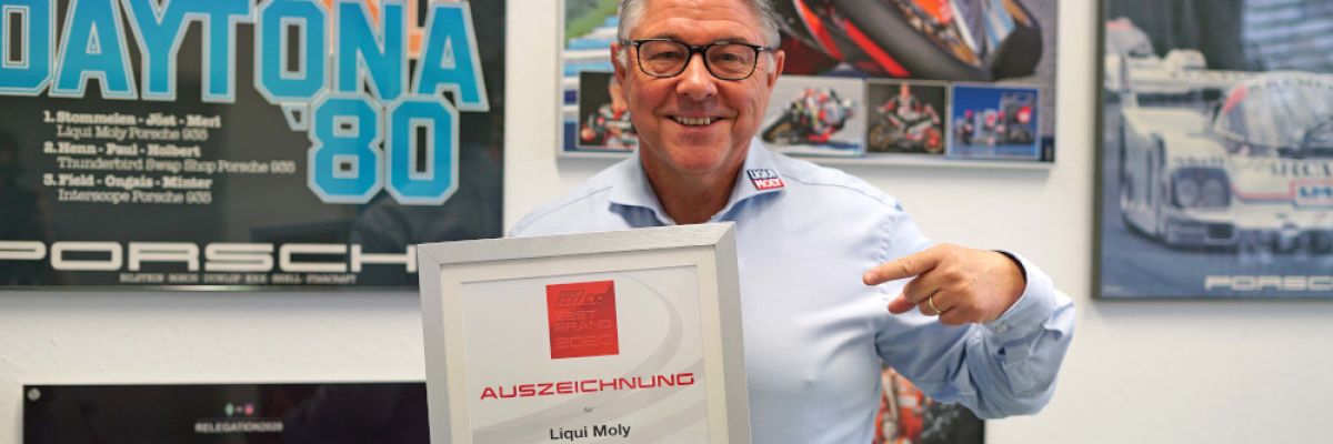 LIQUI MOLY Marketingleiter Peter Baumann mit der Auszeichnung zur Best Brand von Sport Auto. Diese wurde erstmals nicht vor Publikum überreicht, sondern kam den Coronaregeln entsprechend per Post.