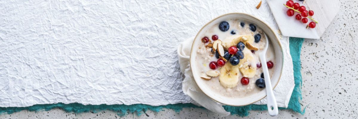 Eine pflanzenbetonte Ernährung lässt sich ohne viel Aufwand in den Alltag integrieren. So zum Beispiel mit leckeren Overnight Oats, die sich ideal als Frühstück eignen. ©Alpro