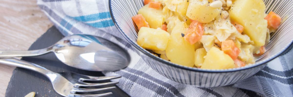 Kartoffel-Wirsing-Pfanne mit Pinienkernen