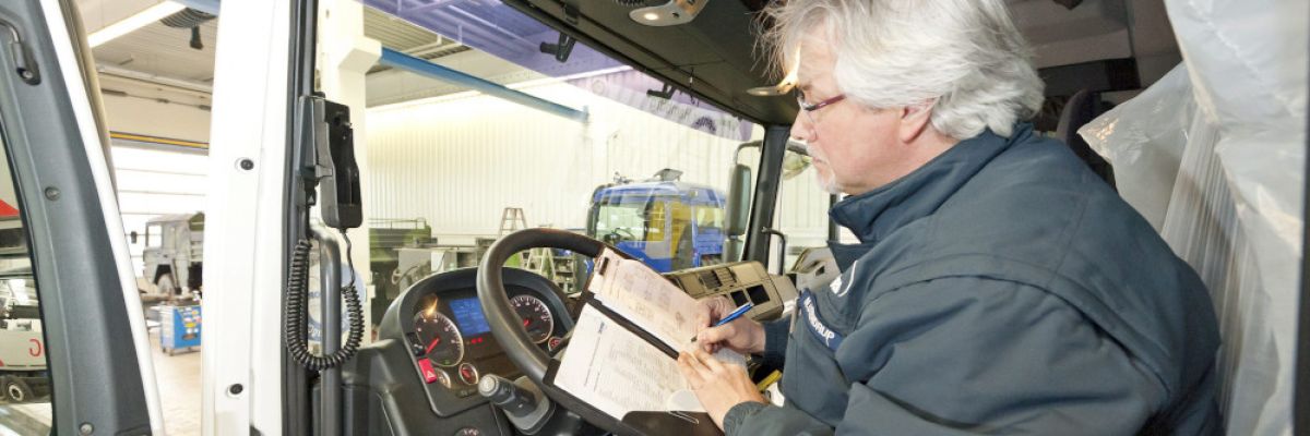 Bei der LKW Kontrolle ©TÜV NORD