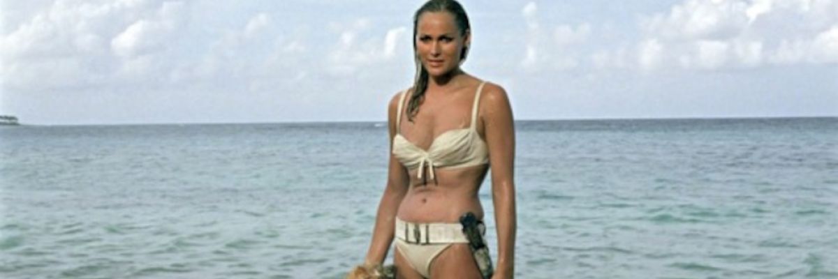 Ursula Andress 1962 in „007 jagt Dr. No“ als Muscheltaucherin Honey Rider im elfenbeinfarbenen Bikini