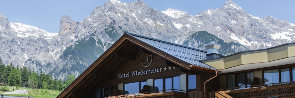 Aussenansicht des Niederreiter Hotels mit den Bergen im Hintergrund