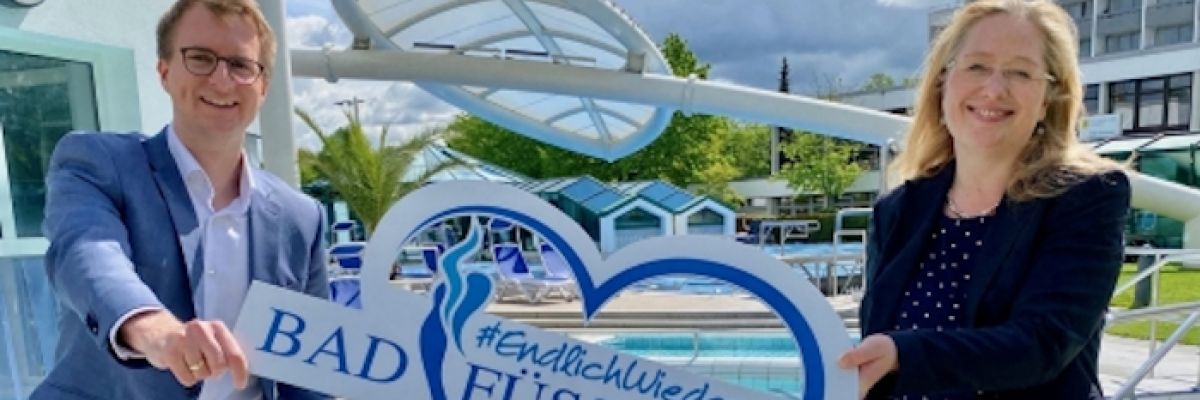 Ein Neustart mit "viel Herz": Bad Füssings Bürgermeister Tobias Kurz und Kur- und Tourismusmanagerin Daniela Leipelt präsentieren das Logo der Kampagne "Endlich wieder Bad Füssing". Der Kurort im Herzen des Bayerischen Golf- und Thermenlands will ab 21. Mai wieder Gäste begrüßen. Foto: Kur- & GästeService Bad Füssing  