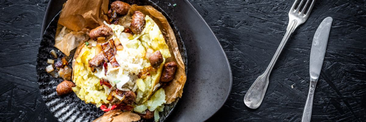 Ofenkartoffel mit Sauerkraut und Merguez