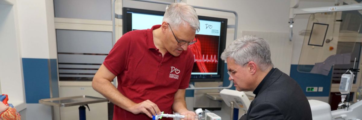 Prof. Dr. Helge Möllmann, Chefarzt der Klinik für Innere Medizin 1 am St. Johannes Hospital erläutert Erzbischof Dr. Udo Markus Bentz Eingriffe am Herzen