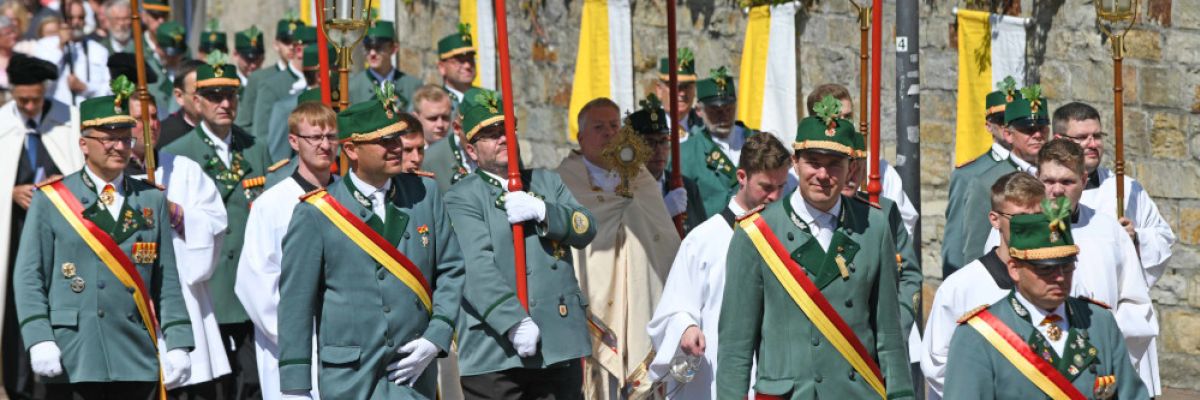 Unter dem Himmel - genannt Baldachin - trug Monsignore Dr. Michael Bredeck das Allerheiligste in der Monstranz durch die Innenstadt von Paderborn ©Ronald Pfaff / Erzbistum Paderborn