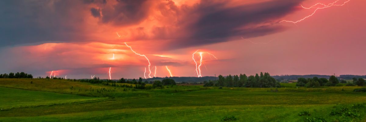  	 Eine schwere Gewitterlage ist zum Wochenanfang möglich. Während eines Gewitters können neben Blitz und Donner auch Starkregen und Hagel dabei sein ©WetterOnline