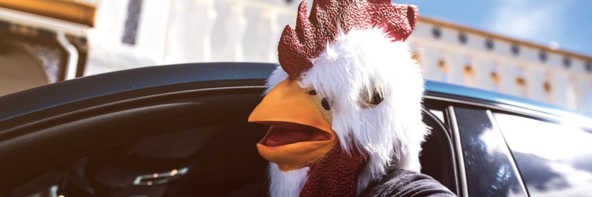 Im Gockel-Kostüm hinterm Steuer