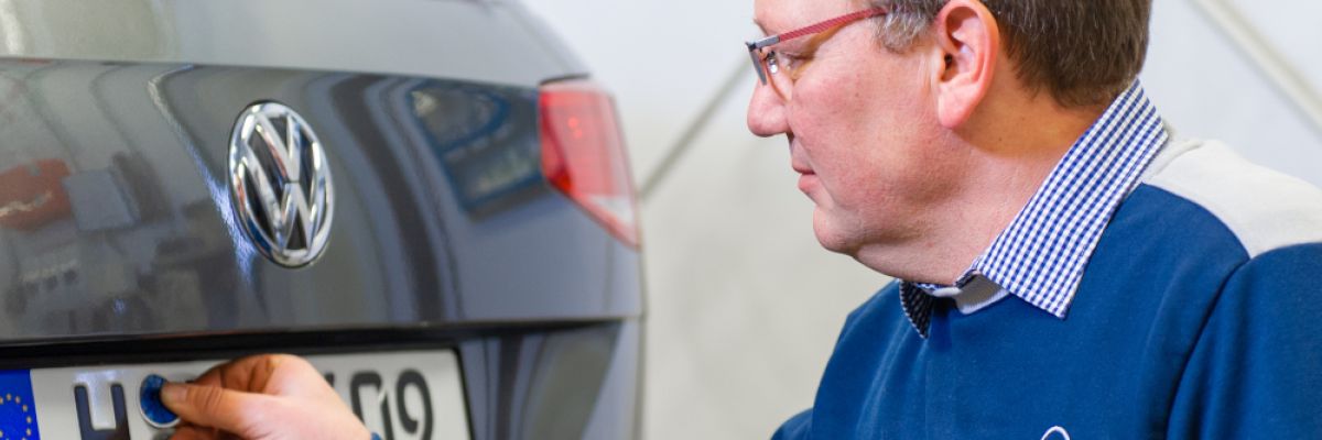 Alle Fahrzeuge, die eine rosafarbene Plakette haben, müssen im Laufe des Jahres zur Hauptuntersuchung.