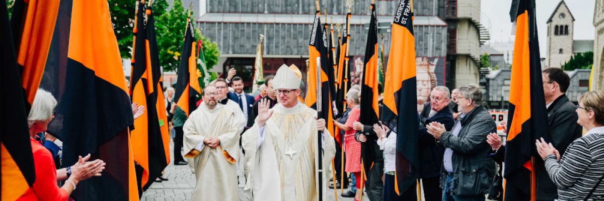 Der neue Weihbischof Josef Holtkotte schreitet im Anschluss an das Pontifikalamt durch die Reihe der Kolping-Abordnungen, die zur Weihe ihres langjährigen Bundespräses nach Paderborn gekommen waren. Foto: Besim Mazhiqi / Erzbistum Paderborn.