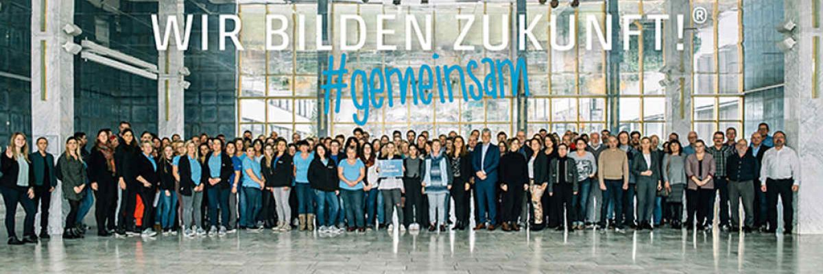 Ein Teil der Mitarbeiter der Eckert Schulen in der Spiegelaula am Campus vor den Toren Regensburgs: Das F.A.Z.-Institut zeichnete das Unternehmen als einen von "Deutschlands begehrtesten Arbeitgebern" aus. Das Foto entstand im Herbst vergangenen Jahres. ©Eckert Schulen