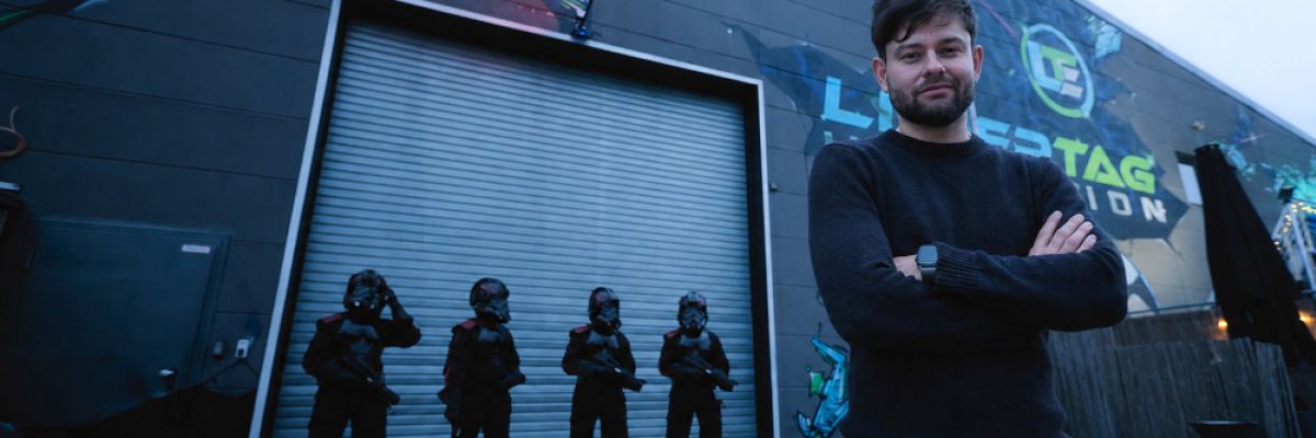 Christoph Bösener vor der LaserTag-Arena -