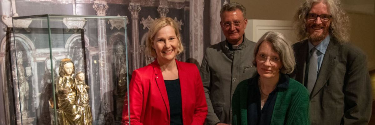 (v.l.n.r.) Kuratorin Elisabeth Maas, Dompropst Monsignore Joachim Göbel, Kuratorin Karin Wermert und Museumsdirektor Dr. Holger Kempkens