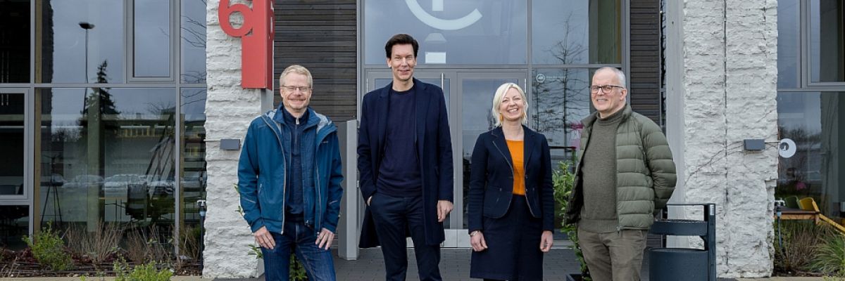 vor dem Eingang des Factory Campus