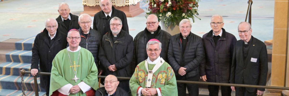 Gruppenfoto mit Erzbischof Dr. Udo Markus Bentz