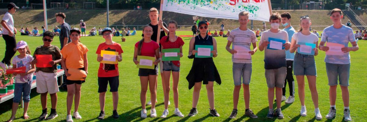 Die Schulgemeinschaft der drei Schulen St. Michael in Paderborn hatte vierfach Grund zum Feiern: 1.500 Lernende, Lehrende, Mitarbeitende und Ordensschwestern begingen Jubiläen der Augustiner Chorfrauen und feierten die Wurzeln ihrer Schulen. Foto: Thomas Throenle / Erzbistum Paderborn