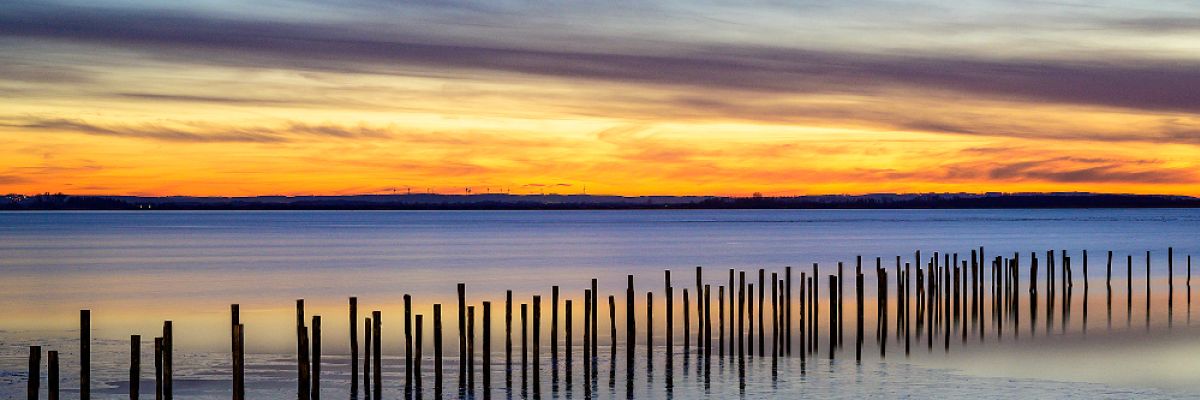 Abendstille am See. Das Farbspiel des Sonnenuntergangs spiegelt sich im See bei Lembruch. Foto: Willi Rolfes 