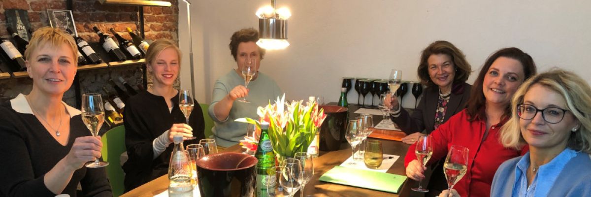 Gruppenbild mit Damen, Rechte bei DIE FAMILIENUNTERNEHMER
