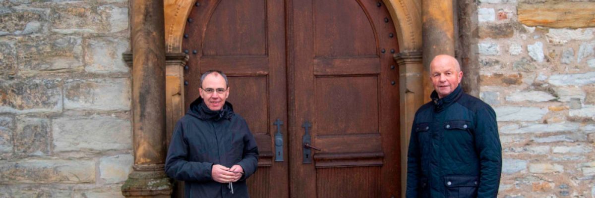 Die Jubiläumspforte der Pfarr- und Wallfahrtskirche St. Bartholomäus in Verne wird nur in einem Jubiläumsjahr geöffnet. Pfarrer Werner Beule und Josef Isekenmeier vom Kirchenvorstand haben das fest im Blick und verwahren den Schlüssel zur Pforte sorgfältig