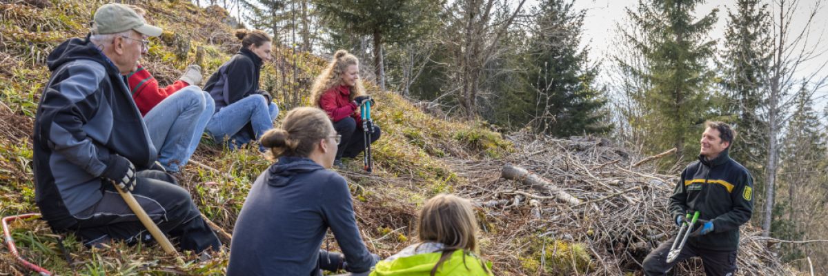Freiwillige schaffen Lebensraum für das Auerwild ©Sebastian Schröder-Esch
