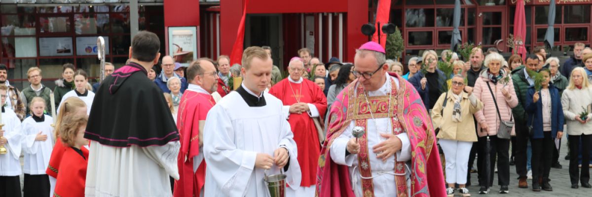 Weihbischof Josef Holtkotte begrüßte die Gläubigen