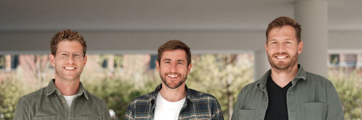 Marc-Antonio Padilla, Daniel Kun und Benjamin Els (v.l.) vom Startup steptics wollen mit Förderung der Deutschen Bundesstiftung Umwelt (DBU) nachhaltige und kostengünstige Fußprothesen herstellen