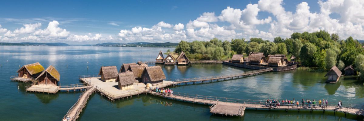 PfahlbaumuseumÜbersicht: Am 1. August 2022 wurde das Pfahlbaumuseum Unteruhdlingen 100 jahre alt. Aus zwei Pfahlbauhäusern aus der Stein- und Bronzezeit sind mittlerweile 23 geworden. Copyright Pfahlbaumuseum  