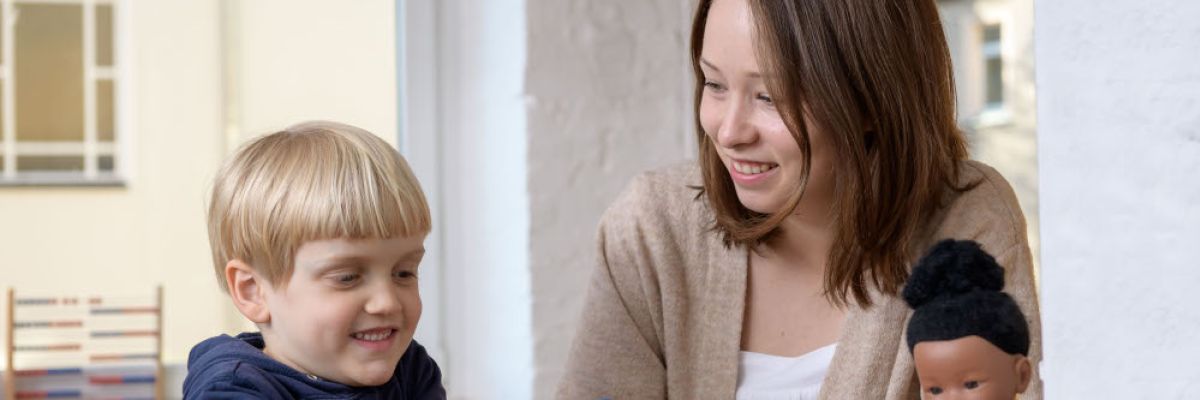 Kindheitspädagogin zusammen mit einem Kitakind