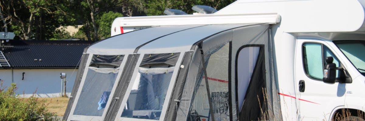 Bildbeschreibung: Vorzelte schützen nicht nur vor Sonne und Regen, sondern erweitern auch den Wohnraum. Die Auswahl an Vorzelten ist groß.