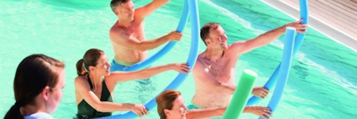Aqua-fit in Bad Füssings Thermen: Die gesunde Bewegung im Wasser gehört beispielsweise in Deutschlands größtem Kurort zu den Angeboten, für die Versicherte von gesetzlichen Krankenkassen im Rahmen einer ambulanten oder stationären Vorsorgeleistung wieder mit einer Kostenübernahme rechnen können. ©obx-medizindirekt/Kur- & GästeService Bad Füssing 