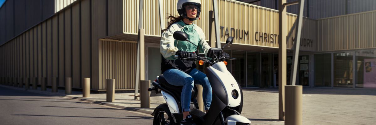 Jugendliche ab 15 Jahren können mit dem neuen Führerschein AM ihre Freiheit deutschlandweit auf einem Roller mit bis zu 45km/h genießen. ©Peugeot Motocycles