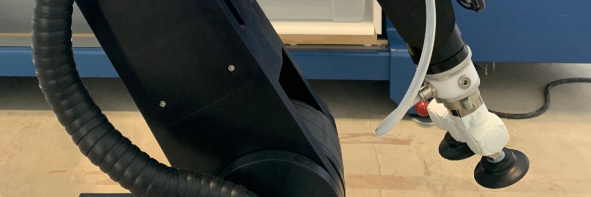 Kleidung auf Bestellung: Die „digitale Strickmanufaktur“ produziert Strickwaren nach Wunsch ganz automatisch mit Robotern und einer 3D-Strickmaschine. © Digitale Strickmanufaktur PoC GmbH 