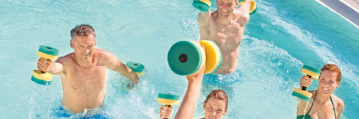 Gesunde Bewegung im Wasser: Das legendäre Bad Füssinger Thermalwasser, das mit bis zu 56 Grad Celsius in einmaliger Wirkstoff-Zusammensetzung aus 1.000 Metern Tiefe sprudelt, ist der Motor für die Erfolgsgeschichte des Kurortes an der bayerisch-österreichischen Grenze. Bad Füssings Heilwasser enthält eine besondere Art von Sulfid-Schwefel mit starker Heilwirkung gegen Gelenkerkrankungen, Rheuma und Rückenprobleme. ©obx-medizindirekt/Kur- & GästeService Bad Füssing