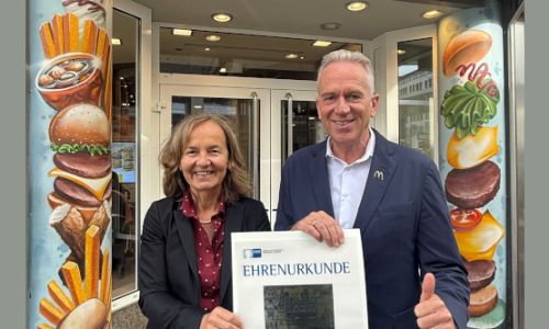IHK-Hauptgeschäftsführerin gratuliert Arndt Heiderich zu 25 Jahren McDonald's