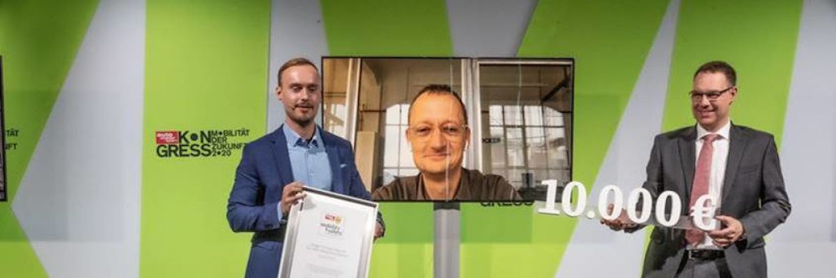 auto motor und sport-Redakteur Martin Ehrenfeuchter (links) und HUK-COBURG-Vorstand Dr. Jörg Rheinländer (rechts) überreichen den mobility & safety Award 2020 an Andreas Karanas, Gründer und CEO von Carrypicker (Mitte)
