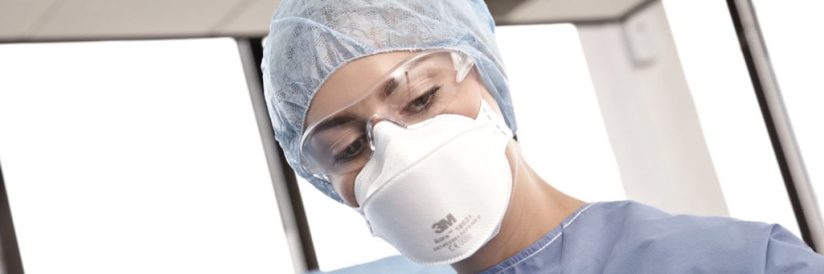 FFP2 Masken schützen den Träger vor Infektionen mit Viren, da sie 95% der Aerosole aus der Atemluft herausfiltern. Foto: 3M 