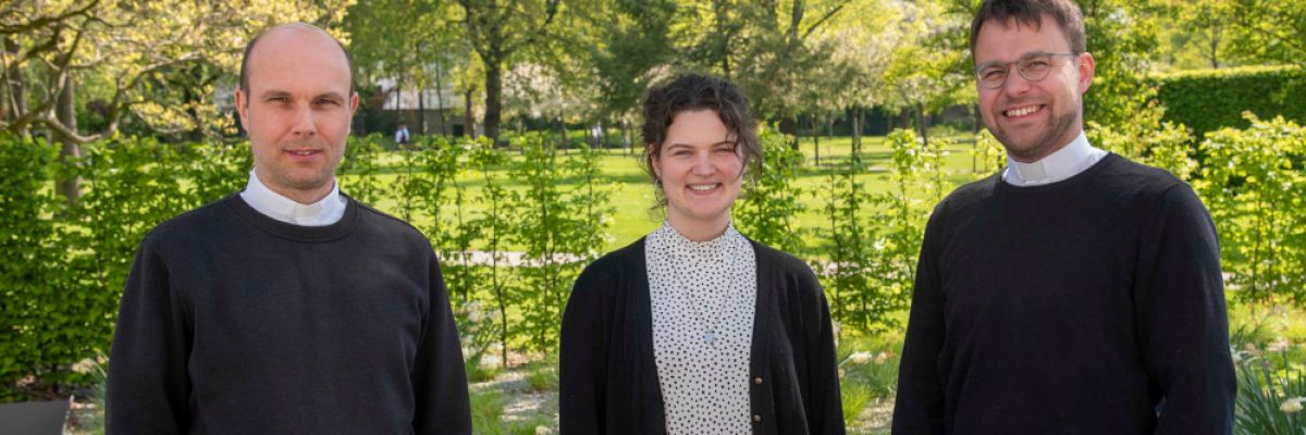 Amelie Beierle, Praktikantin der Kommunikationsabteilung im Erzbischöflichen Generalvikariat, sprach mit den beiden Priesterweihekandidaten Frank Surek (l.) und Markus Winzer über ihre Motivation, Priester zu werden ©Thomas Throenle / Erzbistum Paderborn