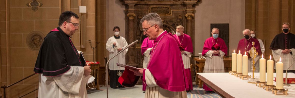 Subregens Matthias Klauke ist neuer Domvikar und Dompastor des Paderborner Metropolitankapitels. Dompropst Joachim Göbel führte ihn in seine neue Aufgabe ein und geleitete ihn zu seinem Platz im Chorgestühl des Paderborner Domes. Foto: Thomas Throenle / Erzbistum Paderborn