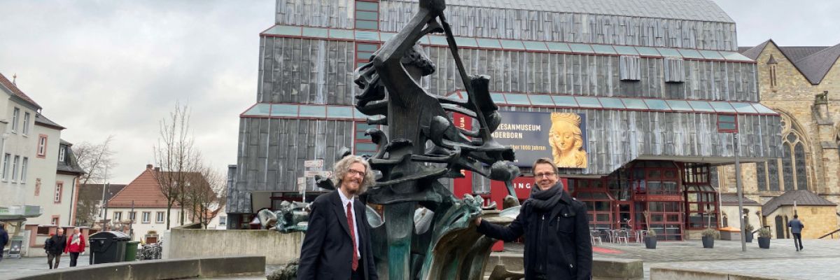 _1: V.l.: Holger Kempkens, Direktor des Erzbischöflichen Diözesanmuseums, und Markus Runte, Leiter des Stadtmuseums, vor dem Neptunbrunnen von Josef Rikus auf dem Marktplatz ©Diözesanmuseum