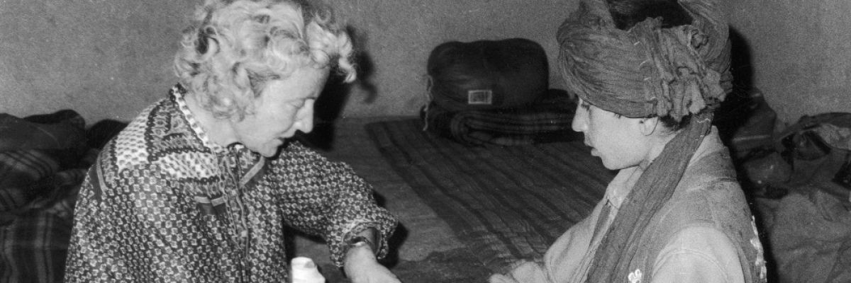 Ein halbes Jahrhundert alt wird die mit dem Nobelpreis ausgezeichnete Organisation Ärzte ohne Grenzen diesen Dezember: Einer der ersten viel beachteten Einsätze von Médecins Sans Frontières nach der Gründung am 22. Dezember 1971 in Paris war 1980 in Afghanistan (siehe Foto, © MSF). 1993 wurde die deutsche Sektion gegründet. Seit zehn Jahren kooperiert Ärzte ohne Grenzen mit NOMOS Glashütte; bis heute wurden über 10.000 Uhren für die Nothilfe verkauft. 