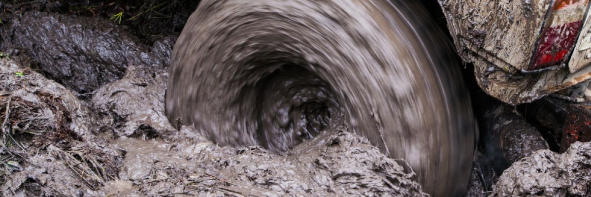 Bei der Offroad-Fahrt ist es nicht unwahrscheinlich, dass die Reifen im Schlamm stecken bleiben. Um sich zu befreien, benötigt das Rad mehr Grip ©TÜV NORD / iStock-689518720_Pavel_Korr