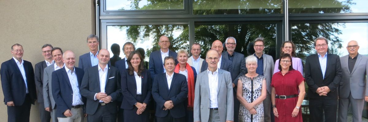 Das Foto zeigt die Präsidentinnen und Präsidenten bzw. Rektorinnen und Rektoren der Hochschulen für angewandte Wissenschaften in Baden-Württemberg, in der vorderen Reihe ganz rechts HTWG-Präsidentin Prof. Dr. Sabine Rein.