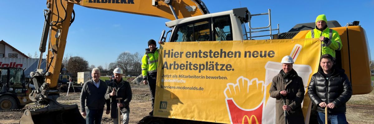 Vordere Reihe v.l.n.r.: Werner Peitz (Bürgermeister Delbrück), Arndt Heiderich (Franchise-Nehmer), Sebastian Hortmann (McDonald’s), Jörg Stratmann (Grundstückseigentümer)