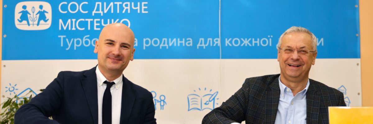 Serhii Lukashov, National Director SOS Children’s Villages Ukraine (li.) und Vadim Sidoruk, Managing Director DHL Express Ukraine