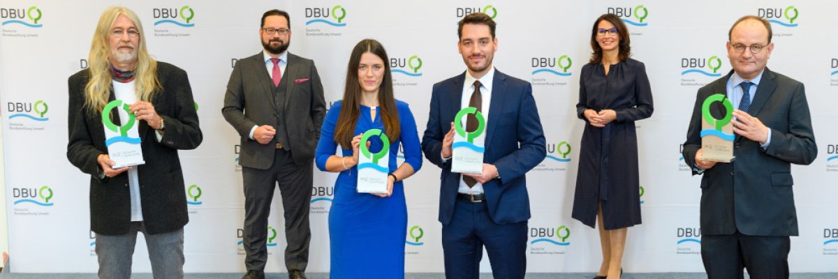 Insektenforscher Dr. Martin Sorg, die Geschwister Trappmann als Geschäftsführende der Blechwarenfabrik Limburg und Klima-Ökonom Prof. Dr. Ottmar Edenhofer (von links, vordere Reihe) sind seitens der Deutschen Bundesstiftung Umwelt (DBU) durch die DBU-Kuratoriumsvorsitzende Rita Schwarzelühr-Sutter (hintere Reihe, rechts) sowie DBU-Generalsekretär Alexander Bonde mit dem Deutschen Umweltpreis ausgezeichnet worden. © Peter Himsel/DBU 
