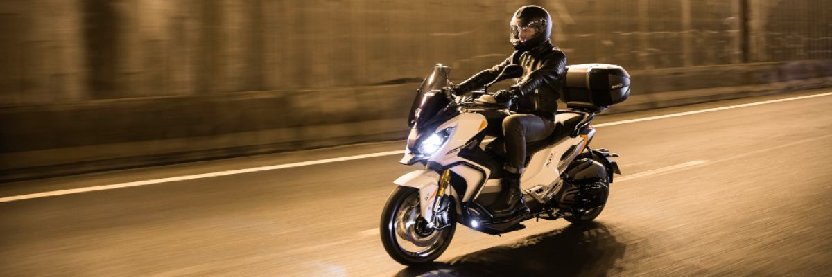 Tagsüber oder bei Nacht Pflicht: Der XP400 fährt mit eingeschaltetem Licht