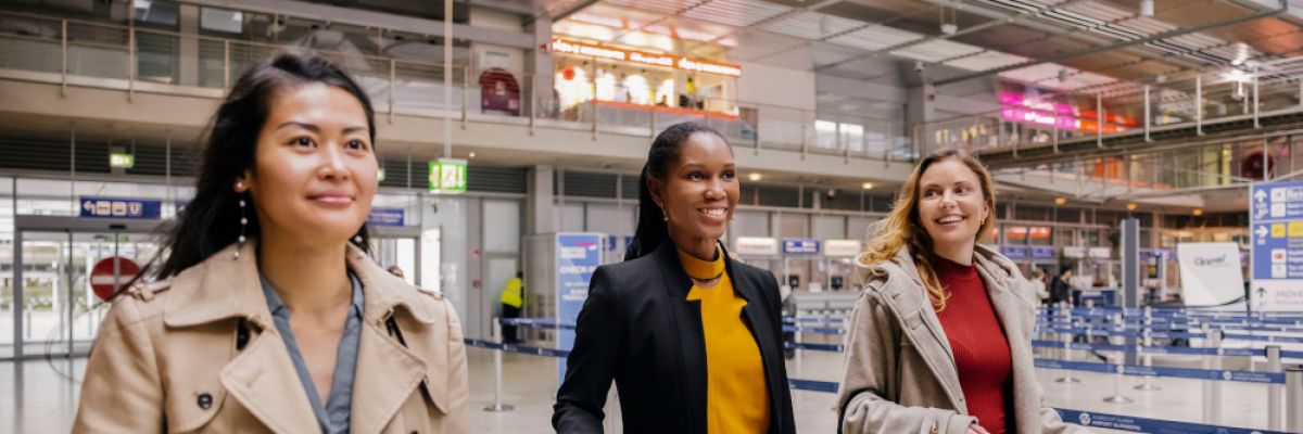 Im Flughafenterminal ©Booking.com / Getty Images