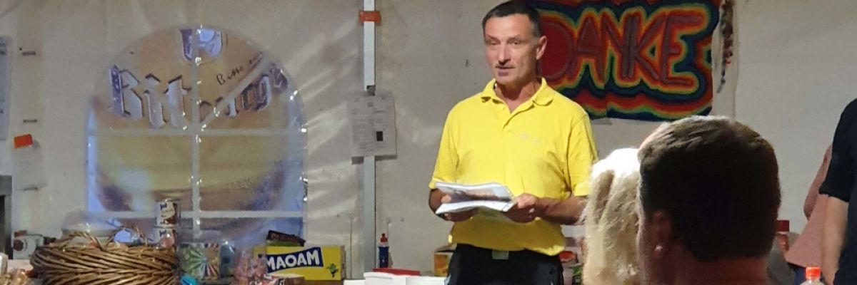 Franz Kapser informiert über die Verwendung effektiver Mikroorganismen im Rahmen einer Bürgerversammlung in Kreuzberg, Altenahr (Foto: ©ADRA Deutschland e.V.)