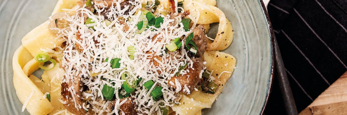  Bei diesem Rezept läuft die Kartoffel der Nudel den Rang ab: luftig leichte Kartoffel-Tagliatelle mit Pilz-Rahm-Soße © KMG/die-kartoffel.de